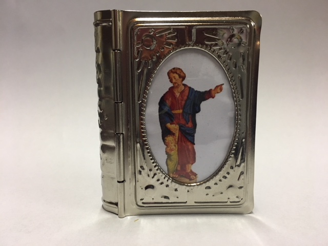 Medicijnen doosje uitgevoerd in aluminium, aan de voorzijde een afbeelding van St. Jozef. Prijs € 6,50