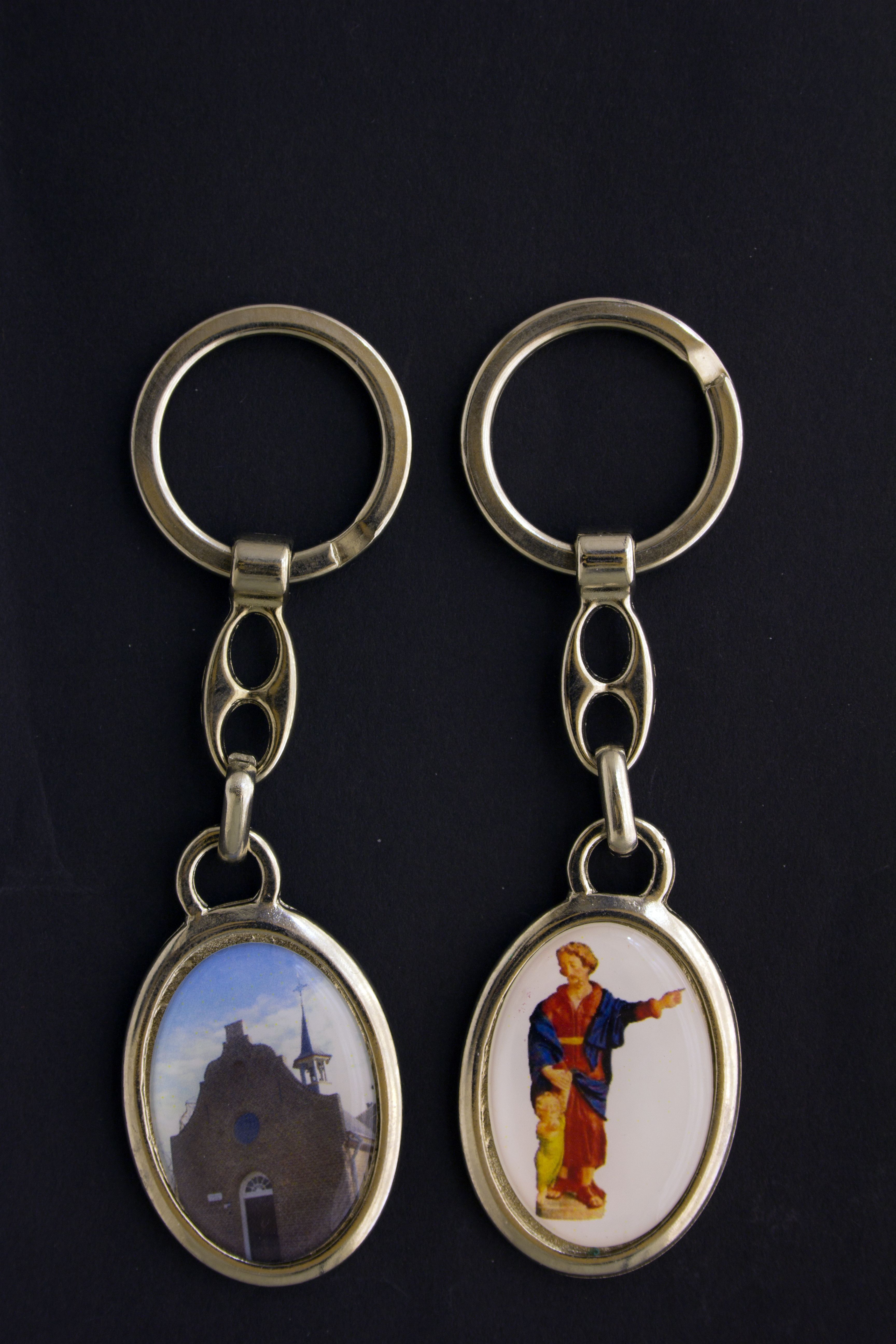 Sleutelhanger met de afbeelding van St. Jozef erop, ca. 4 cm hoog. Prijs € 7,50